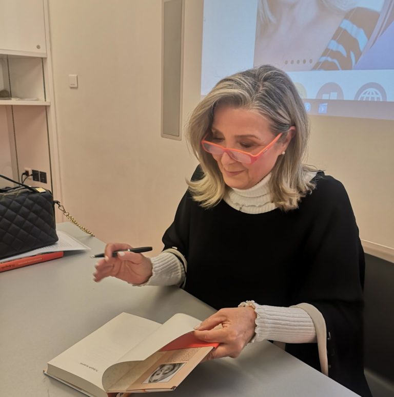 Συγκίνησε το κοινό η Βεατρίκη Σαϊά – Μαγρίζου στη Βιβλιοθήκη Καλα-μπάκας