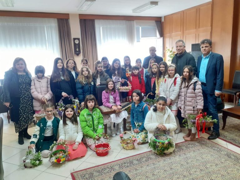 Μικρές μαθήτριες έψαλαν τα κάλαντα στον Χρήστο Μιχαλάκη