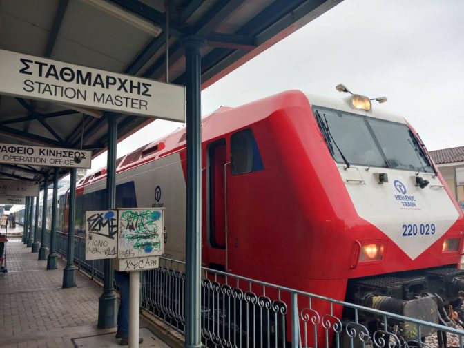 Μέσα σε βαρύ κλίμα η στάση στα Τρίκαλα του πρώτου τρένου μετά το δυστύχημα