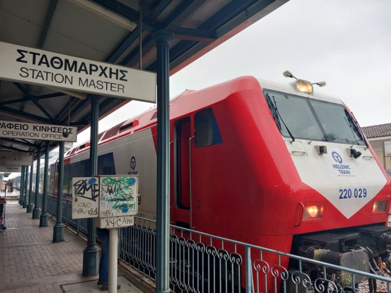 Μέσα σε βαρύ κλίμα η στάση στα Τρίκαλα του πρώτου τρένου μετά το δυστύχημα