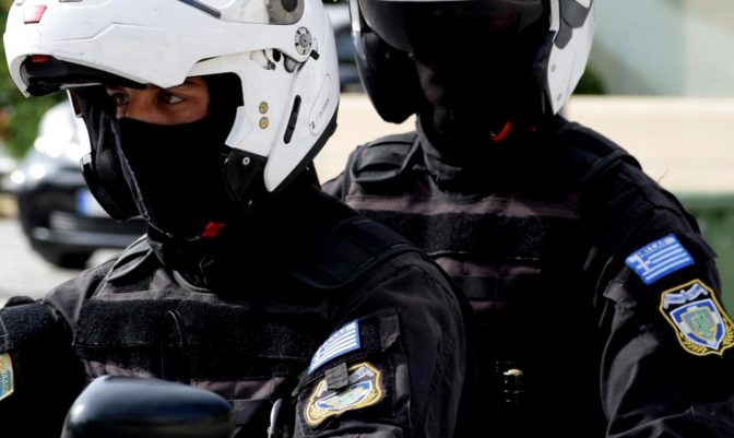 Δύο αστυνομικοί της ομάδας ΔΙ.ΑΣ. σε περιπολία με μοτοσικλέτες