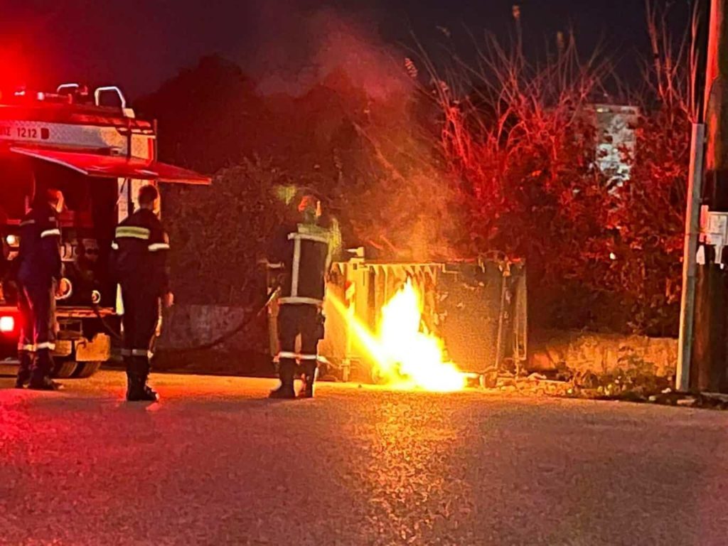 Αγρίνιο: Ανήλικοι έκαιγαν κάδους γιατί είχε.. δράση!!