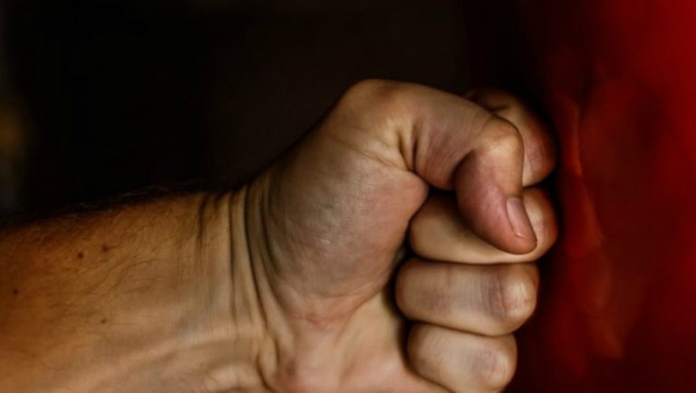 Έπεσε ξύλο σε αγώνα μπάσκετ μεταξύ ομάδων της Λάρισας και του Βόλου!