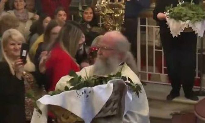 Χίος: «Σεισμός» στην πρώτη Ανάσταση - Ο ιερέας με το viral σάλτο του (vid)