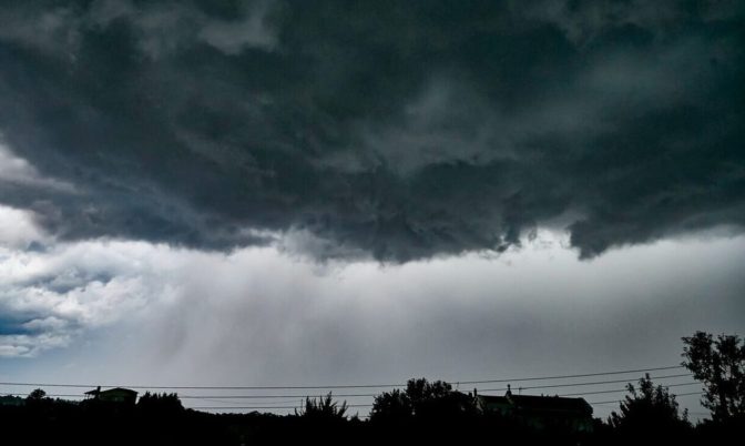 "Διχασμένος" ο καιρός τη Μεγάλη Εβδομάδα- Που θα βρέχει την Κυριακή του Πάσχα