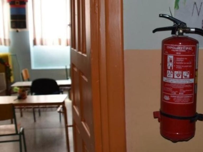 Στο νοσοκομείο τρεις μαθητές Δημοτικού – Εισέπνευσαν σκόνη πυροσβεστήρα