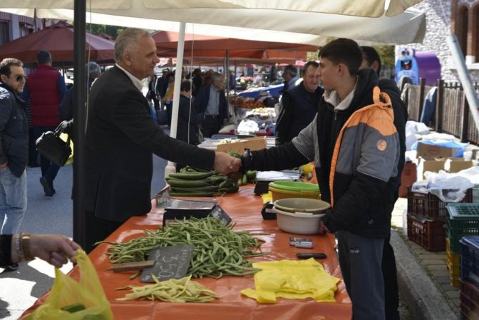 Στην λαϊκή Φαρκαδόνας με φίλους του ο Ηλίας Βλαχογιάννης