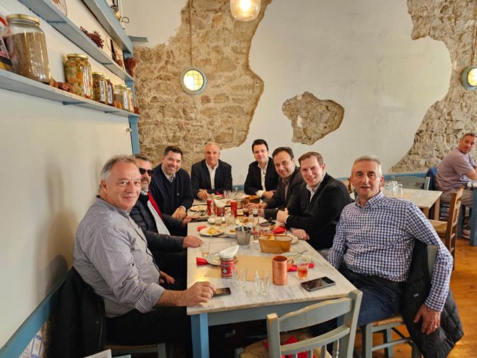 Πολιτικοδημοσιογραφική συνάντηση για τσίπουρο στα Τρίκαλα