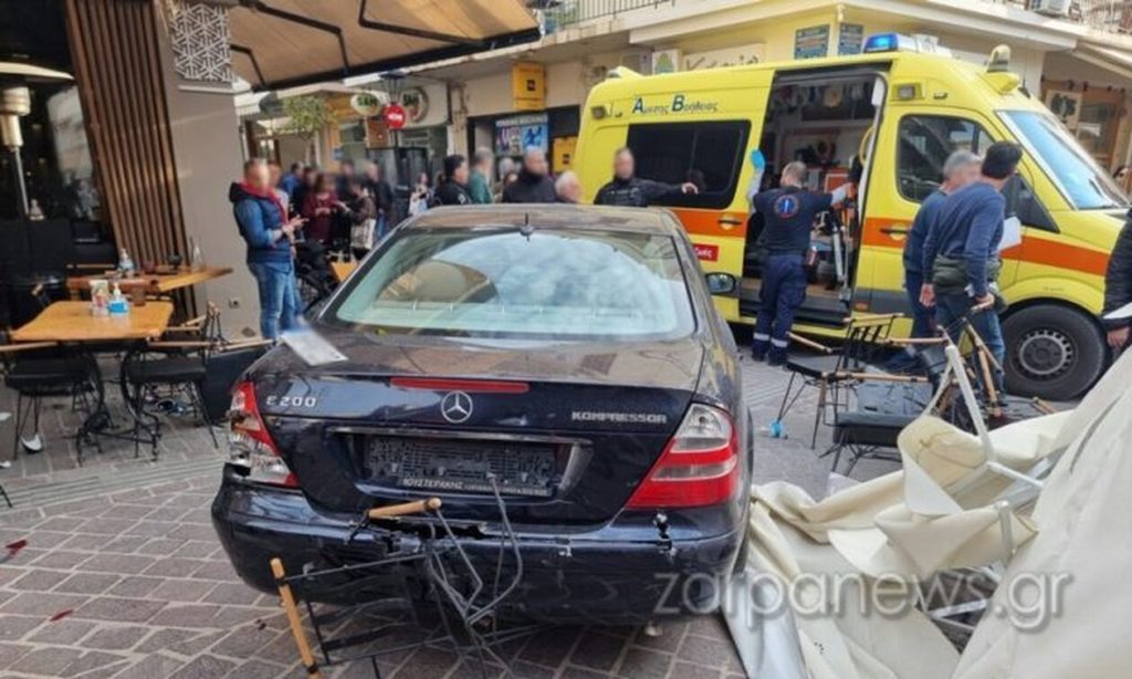Αυτοκίνητο έπεσε πάνω σε πελάτες καφετέριας
