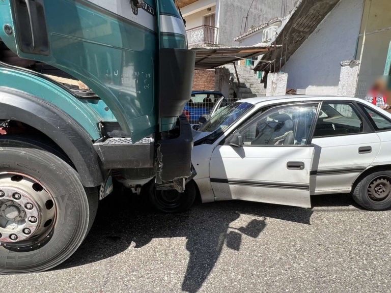 Αγρίνιο: Αυτοκίνητο "σφήνωσε" κάτω από φορτηγό