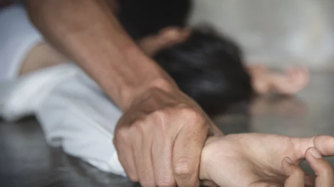 Κακοποίησε 15χρονη, την άφησε έγκυο και απειλούσε ότι θα δημοσιεύσει βίντεο από τον βιασμό της