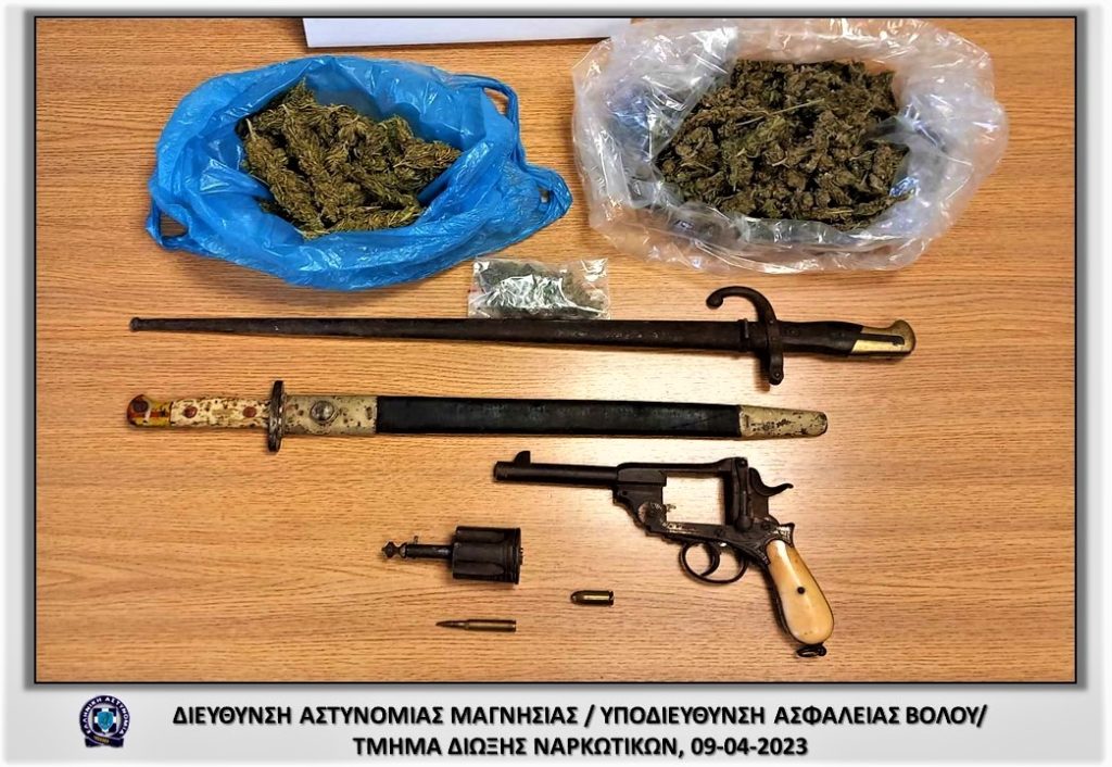 Βόλος: Τον βρήκαν με χασίς, περίστροφο και ...ξιφολόγχες
