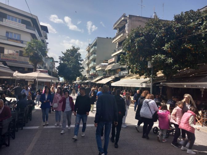 Βουλιάζουν από κόσμο τα Τρίκαλα (φωτό)