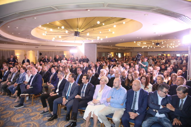 Ανεπανάληπτη σε μαζικότητα και παλμό η συγκέντρωση των ετεροδημοτών της Αθήνας για τον Κώστα Σκρέκα