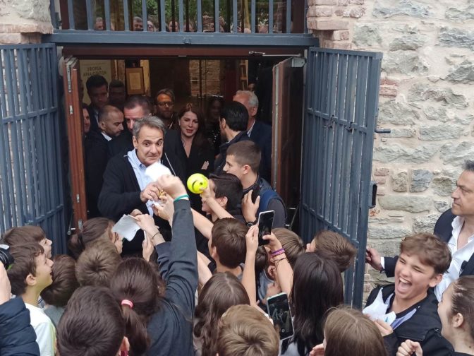 Τα χίλια πρόσωπα του Πρωθυπουργού μάγεψαν τα Τρικαλινά πιτσιρίκια (φώτο)