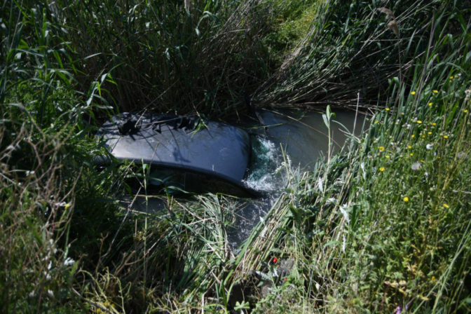 Αυτοκίνητο έπεσε σε αρδευτικό κανάλι στο δρόμο Λάρισα – Αγιά (φωτό)