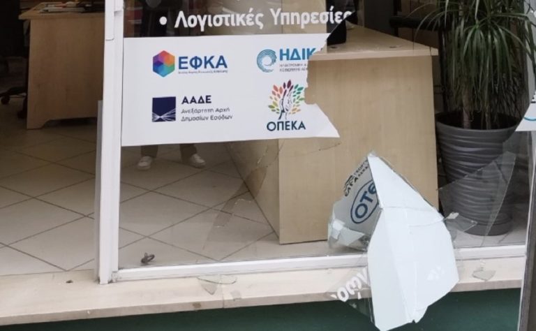 Λάρισα: «Κατέβασαν» την τζαμαρία καταστήματος και «σήκωσαν» χρήματα (φώτο)