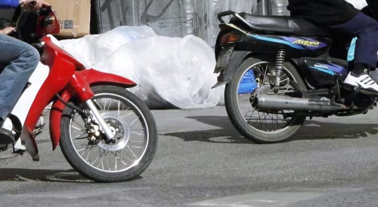 Λάρισα: Οδηγούσε χωρίς δίπλωμα και κυκλοφορούσε με σουγιά!