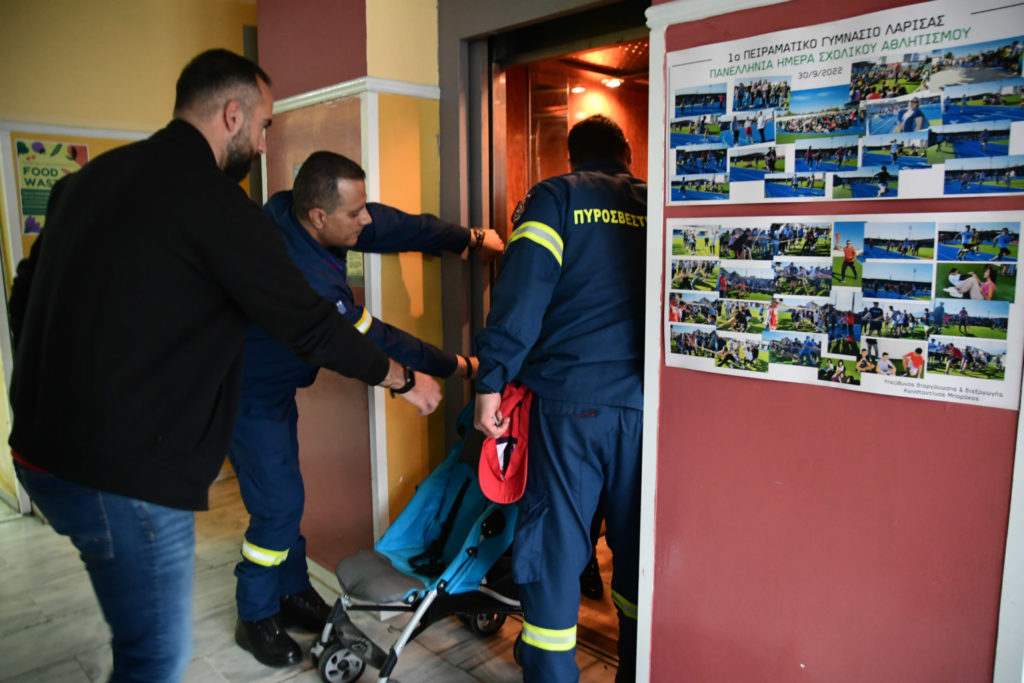 Κλείστηκε στο ασανσέρ σε σχολείο με εκλογικά τμήματα της Λάρισας (φωτό)