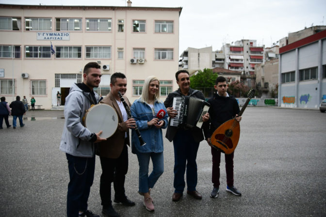 Υπό τους ήχους του κλαρίνου ψηφίζουν οι Λαρισαίοι (φωτό - βίντεο)