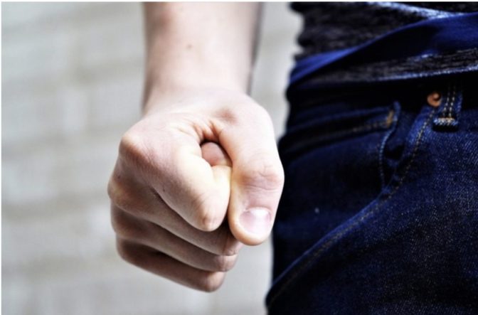 Νεαρός Λαρισαίος έσπασε στο ξύλο την μητέρα του και την άφησε ημιλιπόθυμη