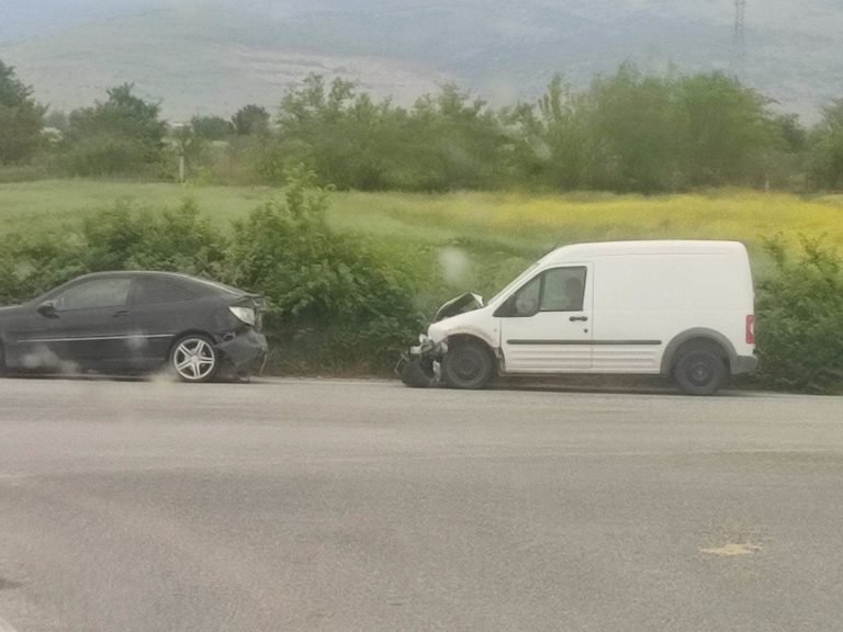Πρωινιάτικη σύγκρουση οχημάτων στα Τρίκαλα (φωτό)