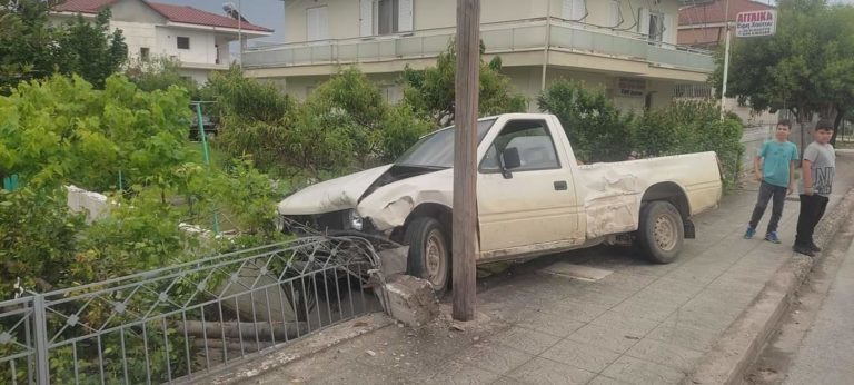 Τρίκαλα: Αγροτικό προσέκρουσε σε σταθμευμένο ΙΧ και κατέληξε σε αυλή (φωτο)