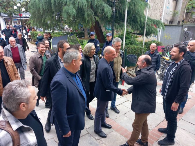 Ο Γιάνης Βαρουφάκης στα Τρίκαλα (φωτό)