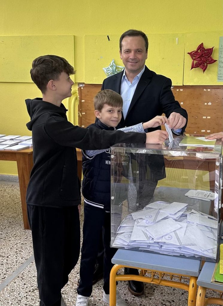 Στην κάλπη με τους γιους του ο Θανάσης Λιούτας
