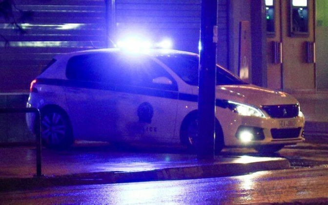 Άνδρας τραυμάτισε επιχειρηματία και δύο αστυνομικούς