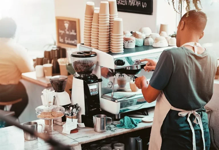 Αδήλωτες καμαριέρες έκαναν τις πελάτισσες και σερβιτόροι έτρεχαν στον δρόμο με τον δίσκο