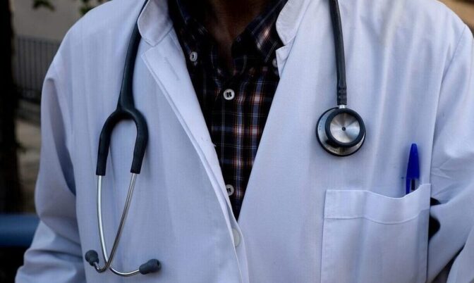 Γονείς 15 νεκρών παιδιών καταγγέλλουν γιατρό «Μεσσία»