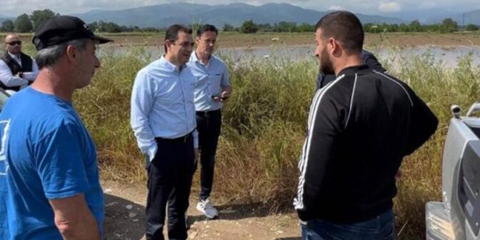 Δίπλα στους πληγέντες παραγωγούς των Μεγάλων Καλυβίων ο Κώστας Σκρέκας