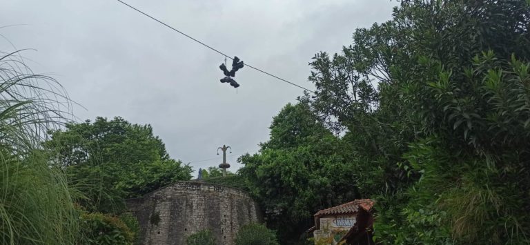 Κρεμασμένα παπούτσια στα σύρματα ή αλλιώς …Shoefiti στα Τρίκαλα
