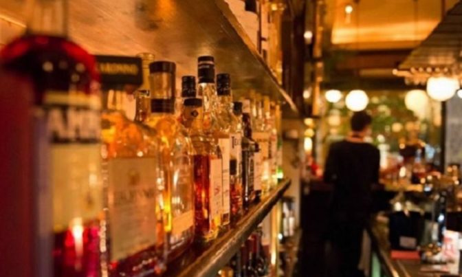 Γρονθοκόπησε τον σύντροφό της μέσα σε μπαρ γιατί της έκανε παρατήρηση για το αλκοόλ!