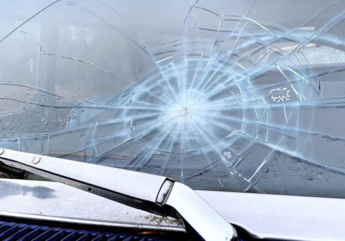 Τον χτύπησαν με στυλιάρι μπροστά στον γιο του γιατί αργούσε να παρκάρει!