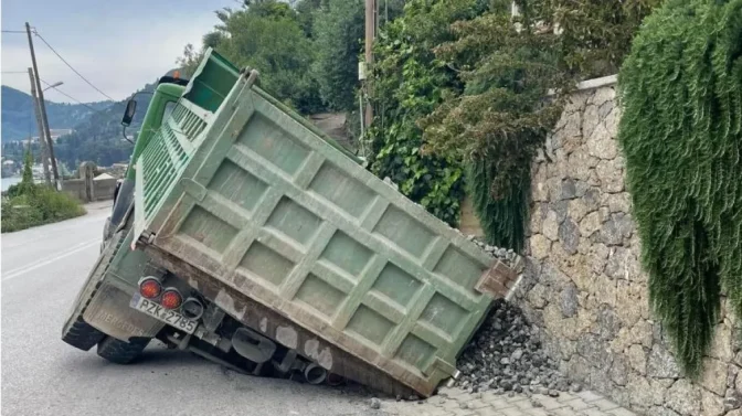 Κέρκυρα: Δρόμος «κατάπιε» φορτηγό