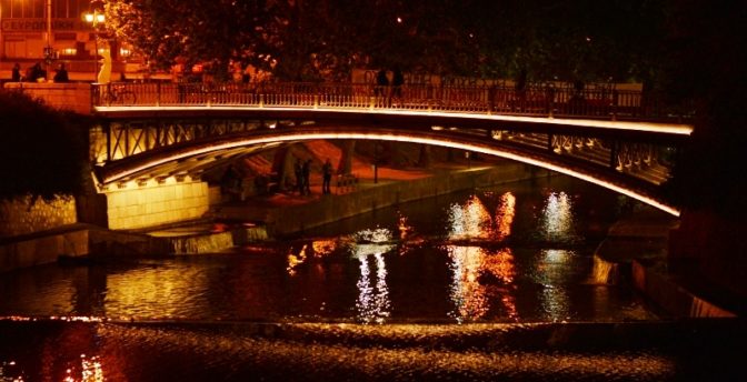 Φωτίζεται κόκκινη η κεντρική γέφυρα των Τρικάλων