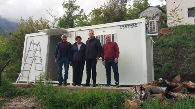 Παράδοση κοντέινερ σε οικογένεια στο Ροπωτό