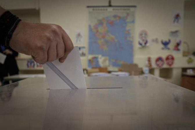 Οι «άδειες κάλπες» φοβίζουν τα κόμματα