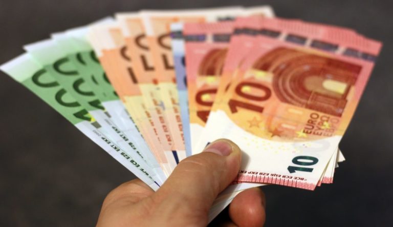 Ο «μπαμπούλας» του μνημονίου – Προεκλογικός καυγάς για την κοστολόγηση των προγραμμάτων