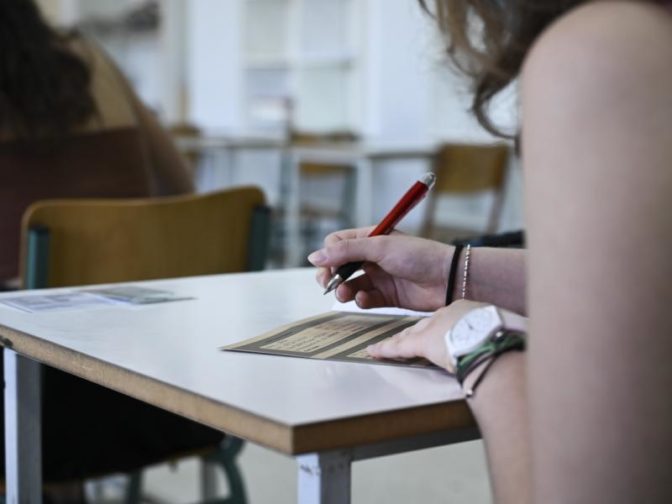 Πανελλήνιες: Αυλαία με Ιστορία, Φυσική και Οικονομία
