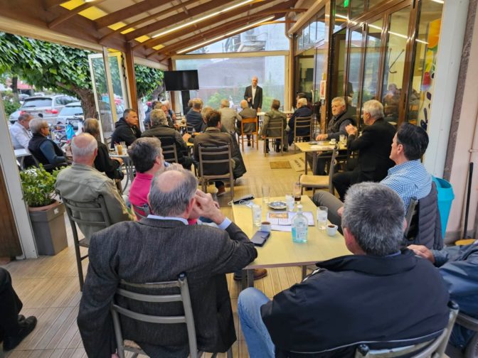 Πολύς κόσμος, πολλά χειροκροτήματα για τον Βλαχογιάννη στα Καλύβια