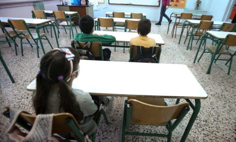 Σάλος με τη δασκάλα που πρόβαλε ερωτική ταινία μέσα στην τάξη