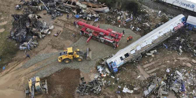 BBC: «Η Ελλάδα των πολιτικών δυναστειών και τα νεκρά κορίτσια των Τεμπών»