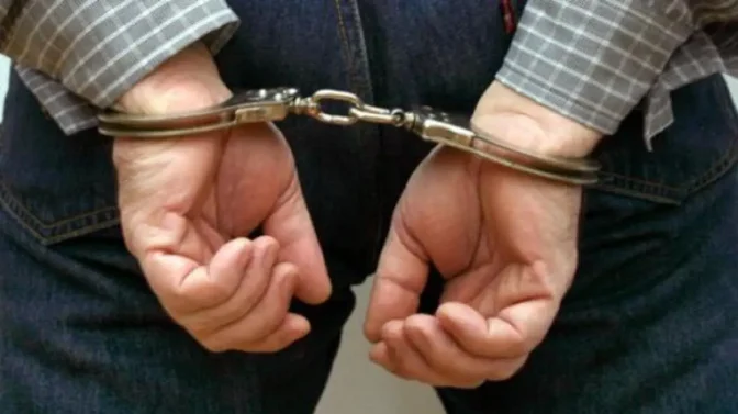 Χειροπέδες στον συνταξιούχο εκπαιδευτικό που κατηγορείται για ασέλγεια σε βάρος 14χρονης
