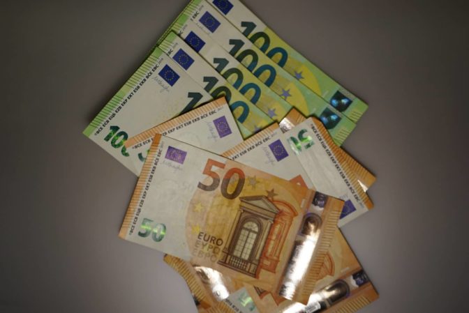 Συνεχίζονται οι πληρωμές για το επίδομα 1.000 ευρώ σε ανέργους