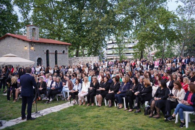 Με τη δύναμη των γυναικών ο Θανάσης Λιούτας - Μια μεγαλειώδης συγκέντρωση