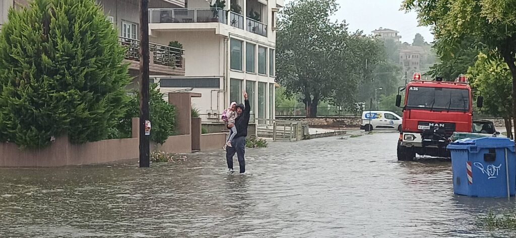 "Pompierii intervin pentru a salva elevii dintr-o școală inundată în Trikala - Urmărește videoclipul captivant"