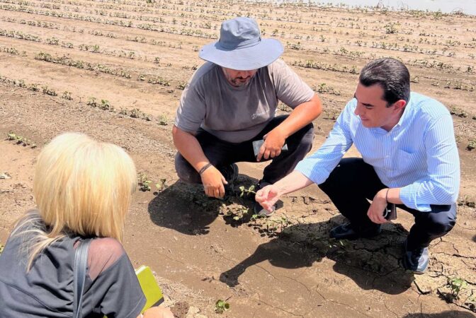 Στην πράξη δίπλα στους πληγέντες παραγωγούς της Φαρκαδόνας ο Κώστας Σκρέκας